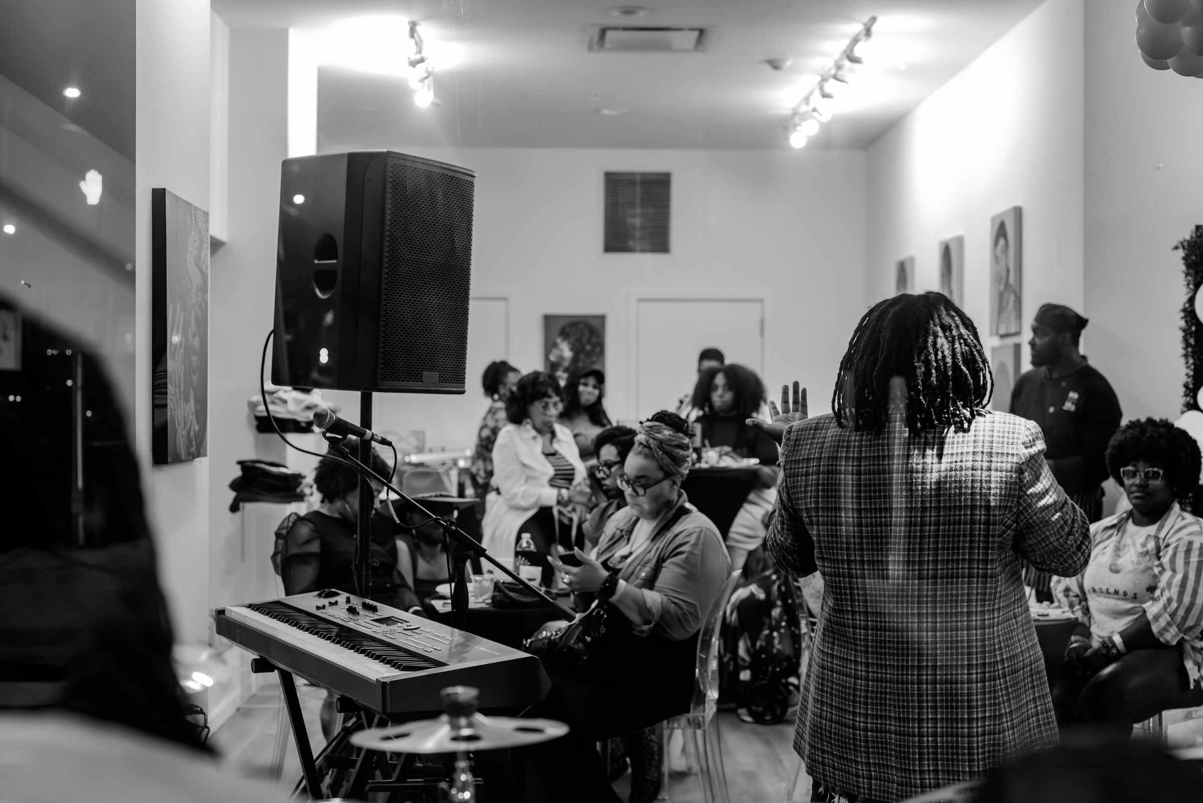 A full audience listening inside MKT Place Gallery during Blondie Mansion Week-End